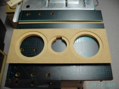 Frontplatte nach dem Entfernen der Stege. Frontplatte nach dem Entfernen der Stege.