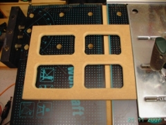 Versteifungsbrett, Öffnungen mit der Stichsäge ausgesägt und mit der Oberfräse Radius eingebracht Versteifungsbrett, Öffnungen mit der Stichsäge ausgesägt und mit der Oberfräse Radius eingebracht