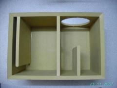 Subwoofergehäuse verleimt. Die Imag-Gehäuse habe ich mit Flachdübel verleimt und mit Schraubzwingen fixiert. Bei den Subwoofern habe ich nur Klebeband verwendet ohne Flachdübel. Prinzipiell funktionieren beide Varianten. Da meine Flachdübelfräse aber in der 45°-Stellung nicht parallel zur Außenkante fräsen kann, war für mich die Klebeband-Variante die bessere Wahl. Subwoofergehäuse verleimt. Die Imag-Gehäuse habe ich mit Flachdübel verleimt und mit Schraubzwingen fixiert. Bei den Subwoofern habe ich nur Klebeband verwendet ohne Flachdübel. Prinzipiell funktionieren beide Varianten. Da meine Flachdübelfräse aber in der 45°-Stellung nicht parallel zur Außenkante fräsen kann, war für mich die Klebeband-Variante die bessere Wahl.